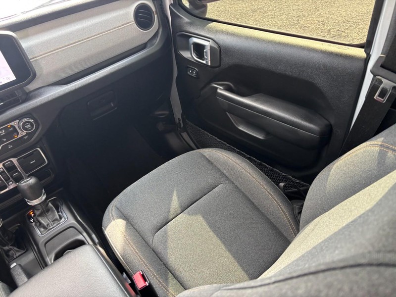 Jeep Wrangler Vehicle Full-screen Gallery Image 16