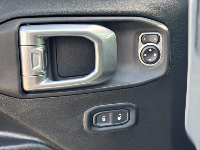Jeep Wrangler Vehicle Full-screen Gallery Image 18