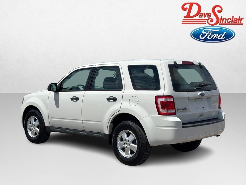 Ford Escape Vehicle Full-screen Gallery Image 09
