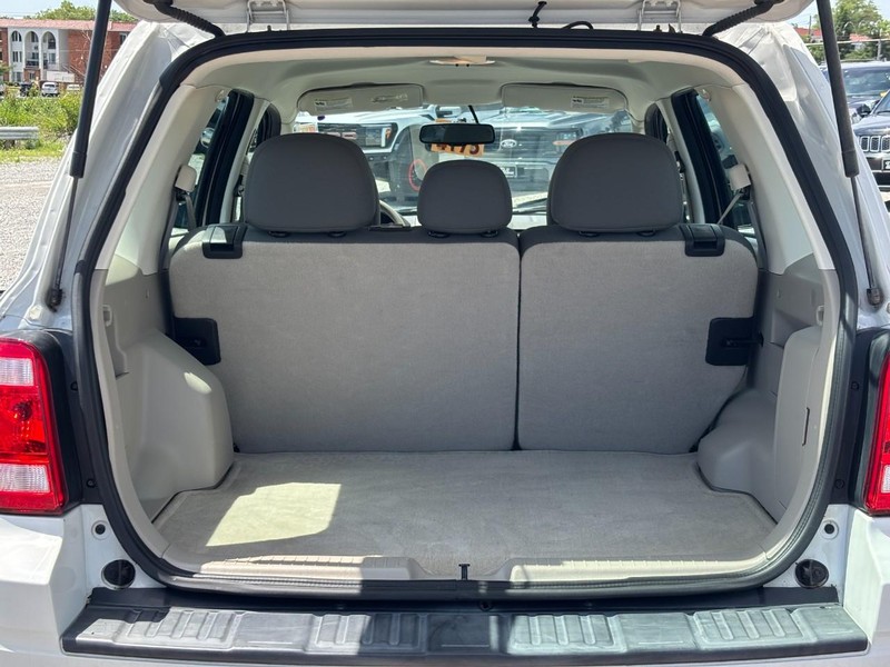 Ford Escape Vehicle Full-screen Gallery Image 11