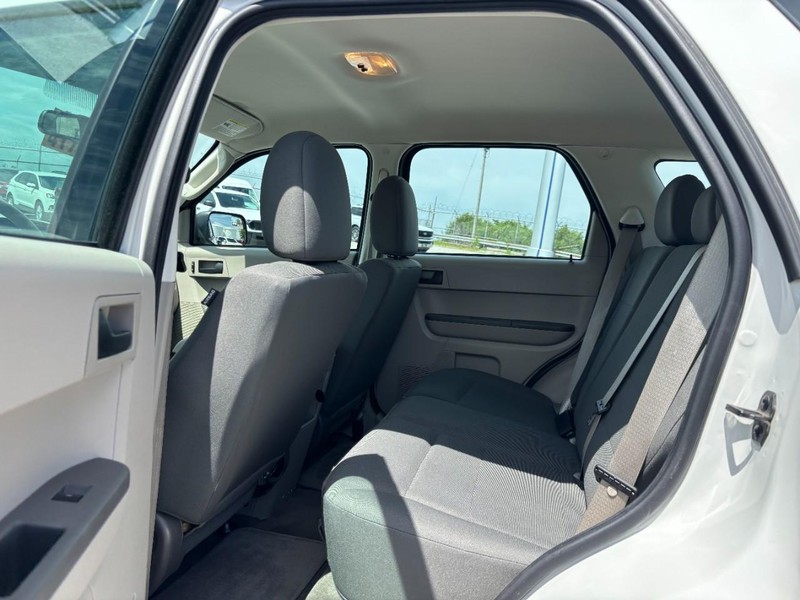 Ford Escape Vehicle Full-screen Gallery Image 13