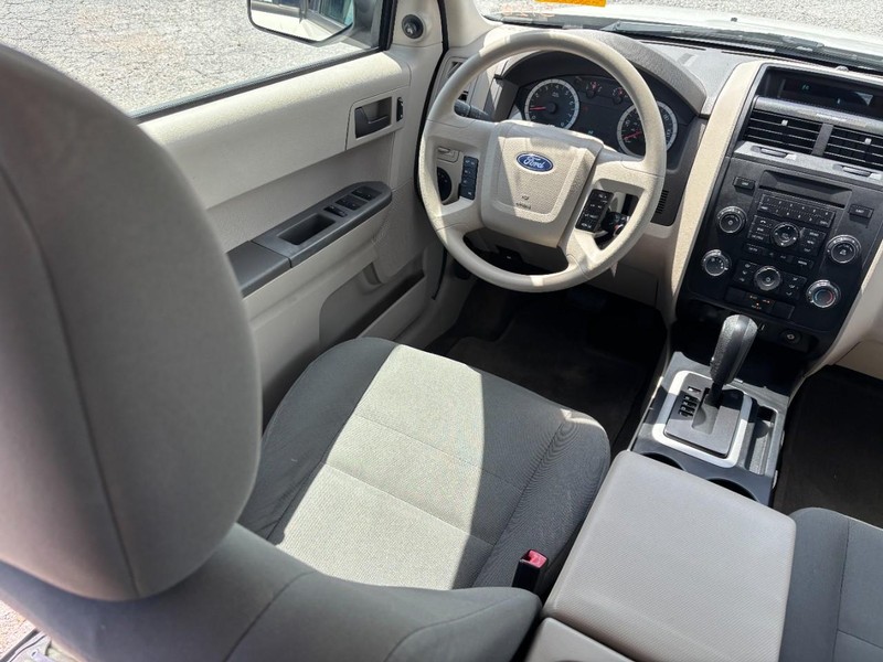 Ford Escape Vehicle Full-screen Gallery Image 14
