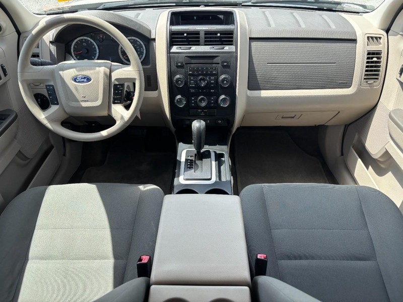 Ford Escape Vehicle Full-screen Gallery Image 15