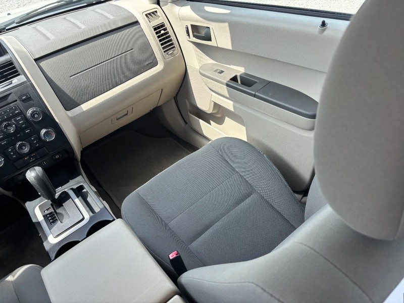 Ford Escape Vehicle Full-screen Gallery Image 16