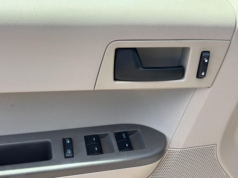 Ford Escape Vehicle Full-screen Gallery Image 18