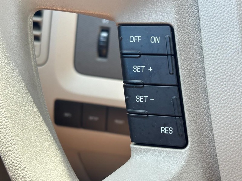 Ford Escape Vehicle Full-screen Gallery Image 19