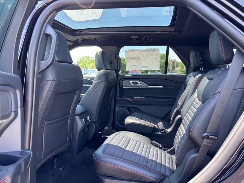 Ford Explorer Vehicle Full-screen Gallery Image 13