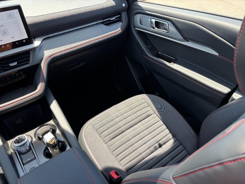 Ford Explorer Vehicle Full-screen Gallery Image 16
