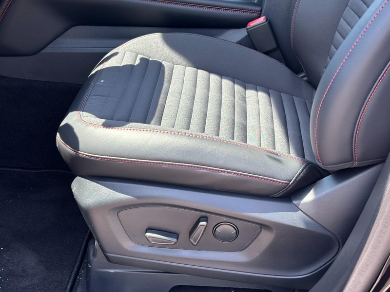 Ford Explorer Vehicle Full-screen Gallery Image 17