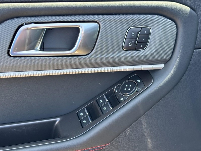 Ford Explorer Vehicle Full-screen Gallery Image 18