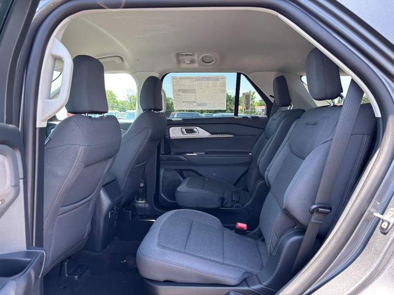 Ford Explorer Vehicle Full-screen Gallery Image 13