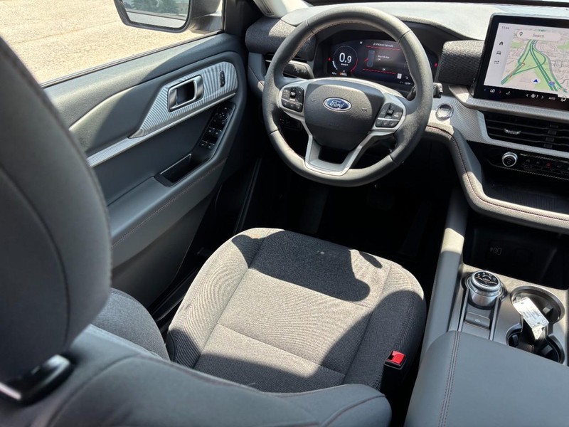 Ford Explorer Vehicle Full-screen Gallery Image 14