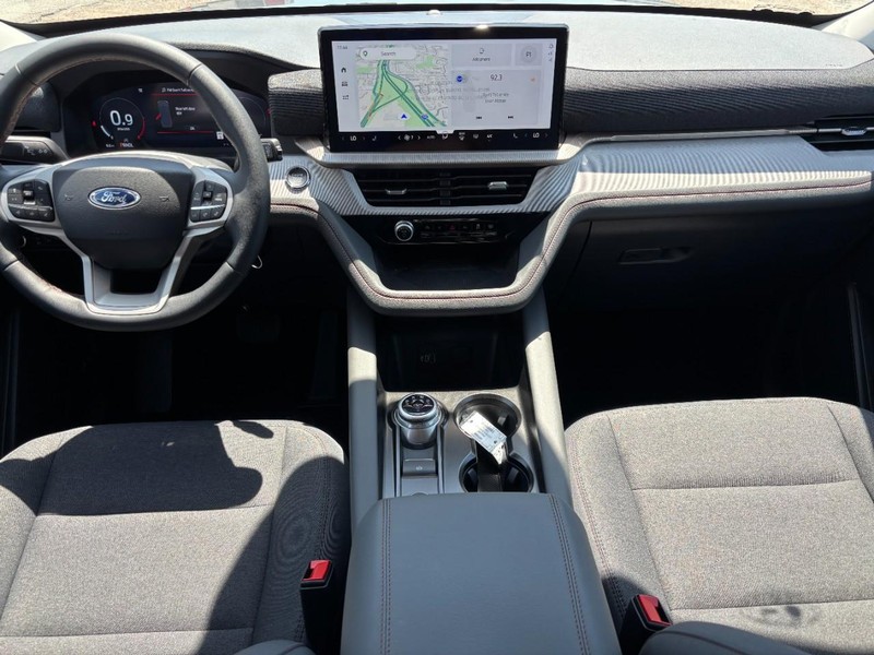 Ford Explorer Vehicle Full-screen Gallery Image 15