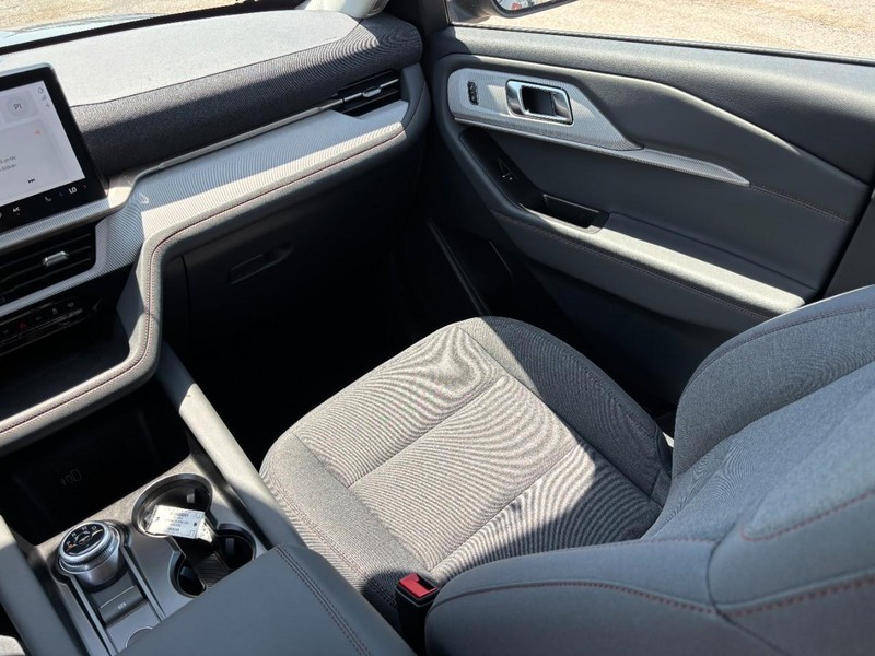 Ford Explorer Vehicle Full-screen Gallery Image 16