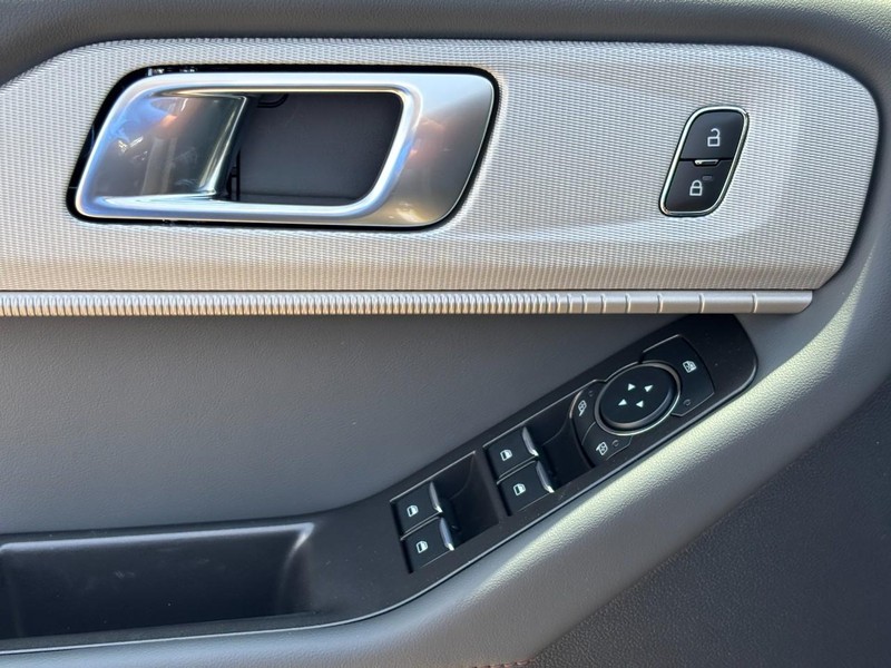 Ford Explorer Vehicle Full-screen Gallery Image 18