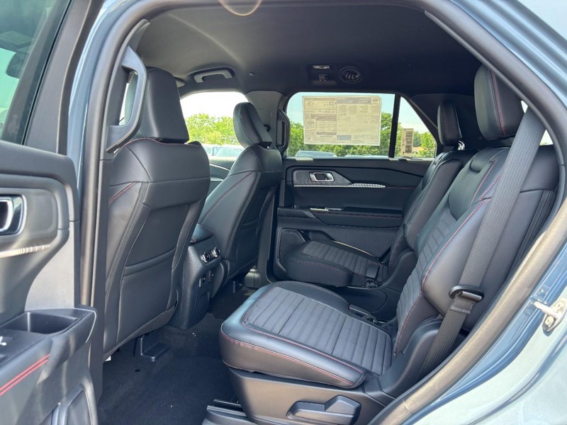 Ford Explorer Vehicle Full-screen Gallery Image 13