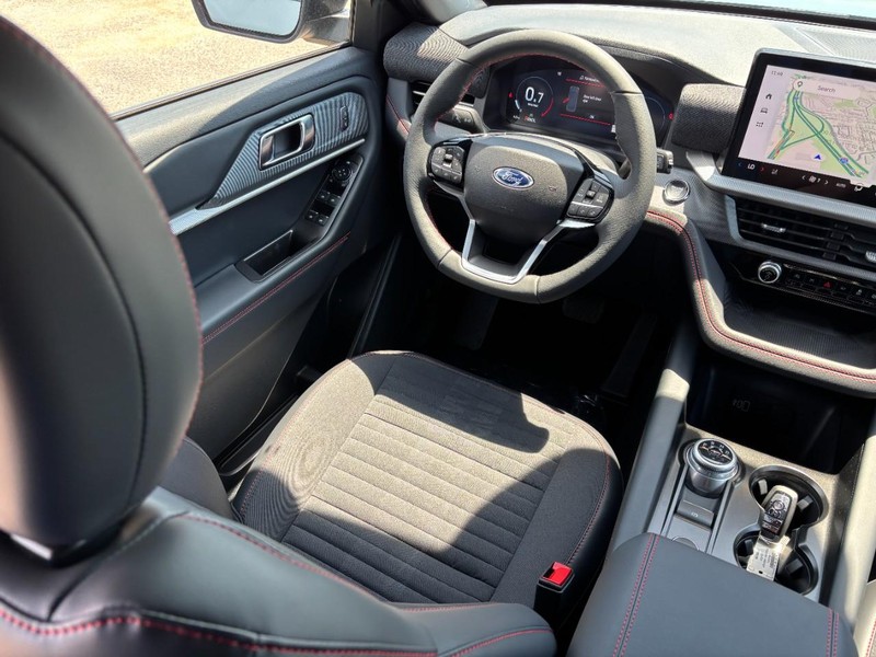 Ford Explorer Vehicle Full-screen Gallery Image 14