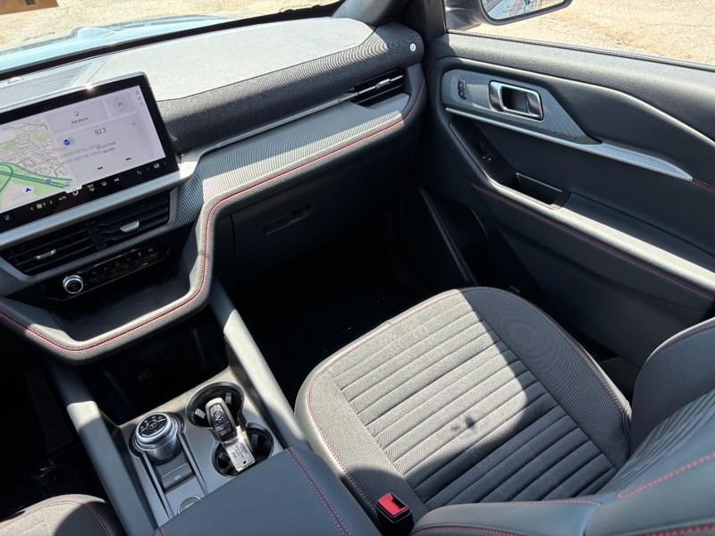Ford Explorer Vehicle Full-screen Gallery Image 16
