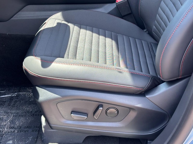 Ford Explorer Vehicle Full-screen Gallery Image 17