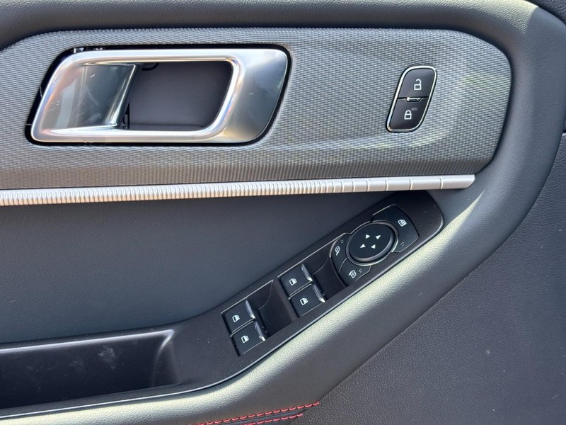 Ford Explorer Vehicle Full-screen Gallery Image 18