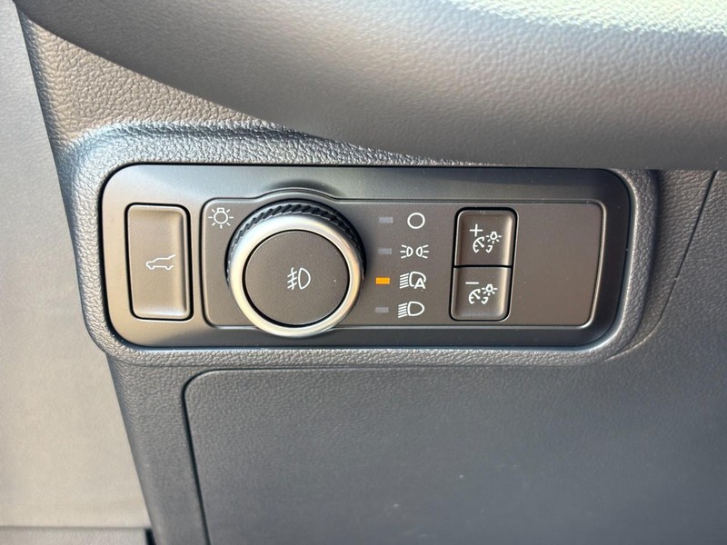Ford Explorer Vehicle Full-screen Gallery Image 19