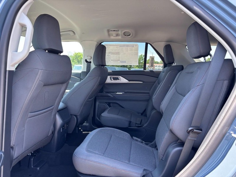 Ford Explorer Vehicle Full-screen Gallery Image 13