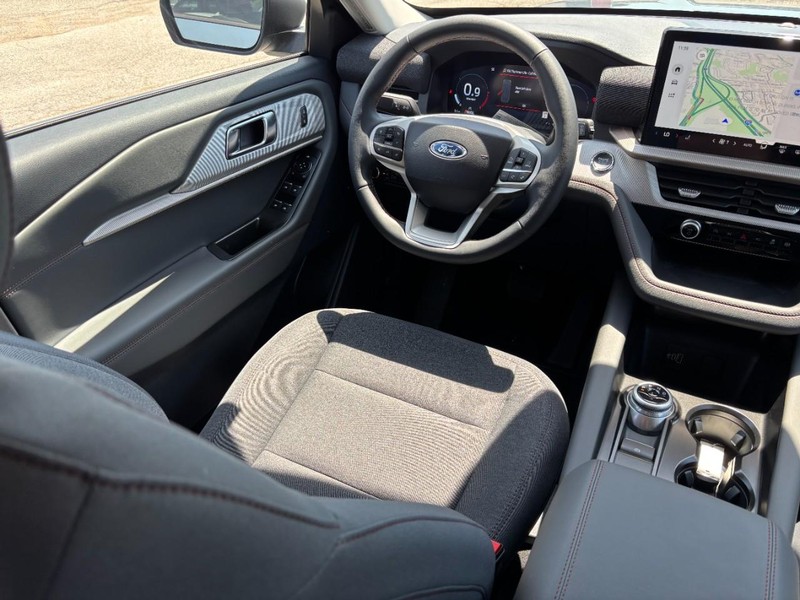 Ford Explorer Vehicle Full-screen Gallery Image 14