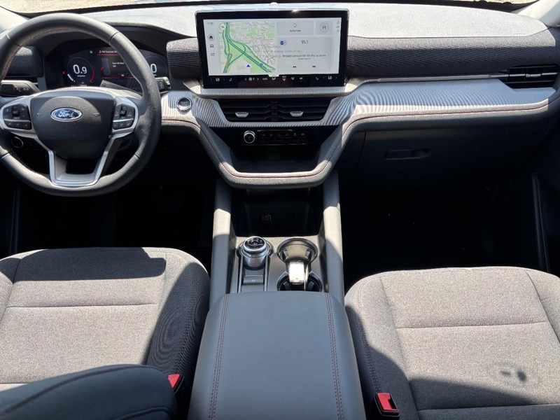 Ford Explorer Vehicle Full-screen Gallery Image 15