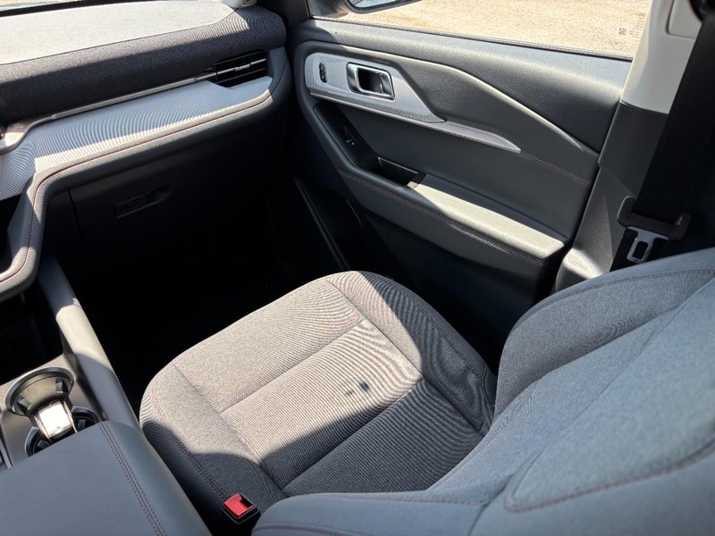 Ford Explorer Vehicle Full-screen Gallery Image 16