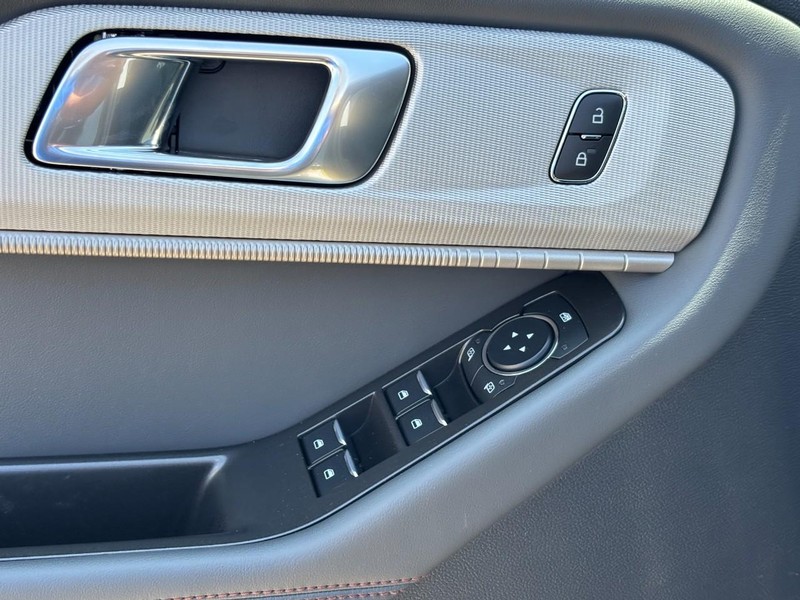 Ford Explorer Vehicle Full-screen Gallery Image 18