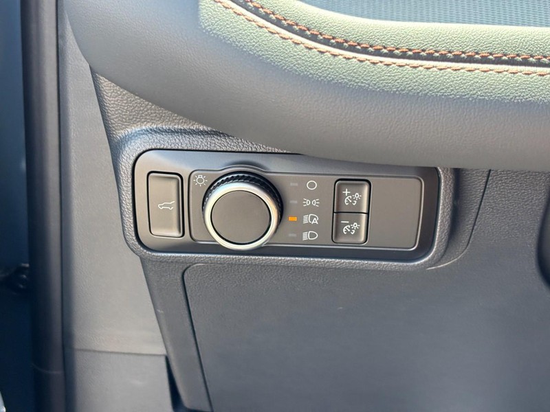 Ford Explorer Vehicle Full-screen Gallery Image 19