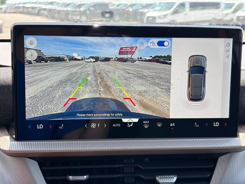 Ford Explorer Vehicle Full-screen Gallery Image 24