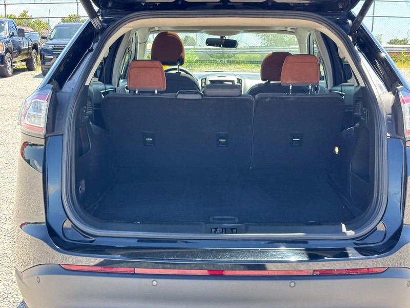 Ford Edge Vehicle Full-screen Gallery Image 11