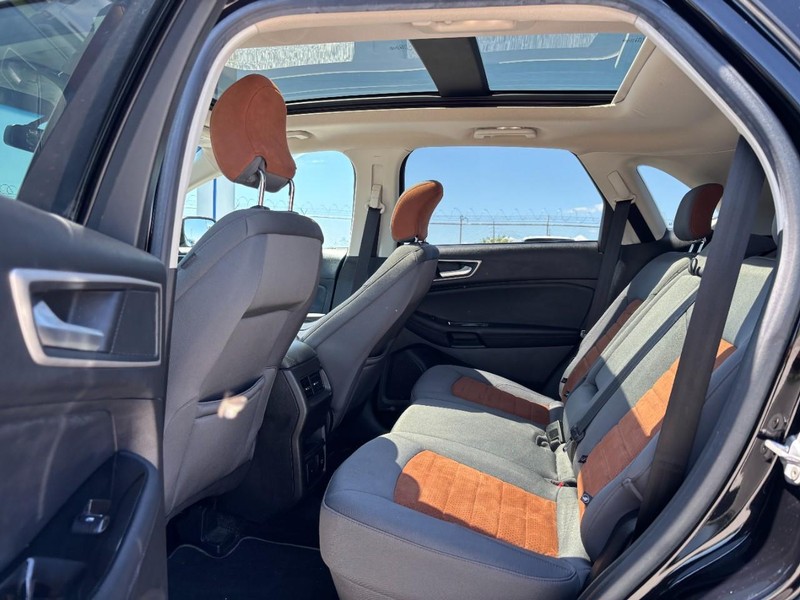 Ford Edge Vehicle Full-screen Gallery Image 13