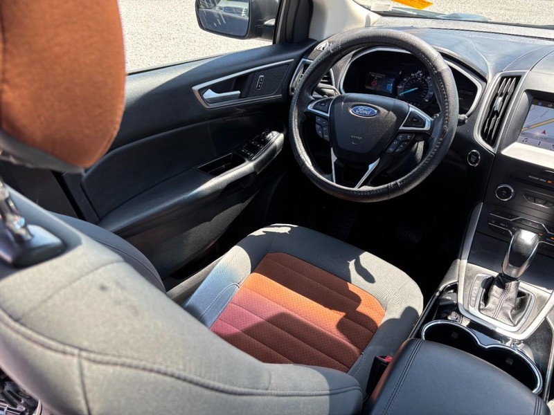Ford Edge Vehicle Full-screen Gallery Image 14