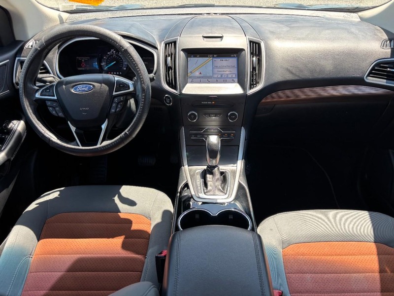 Ford Edge Vehicle Full-screen Gallery Image 15