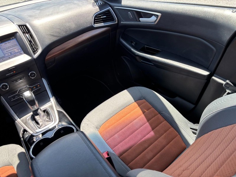 Ford Edge Vehicle Full-screen Gallery Image 16
