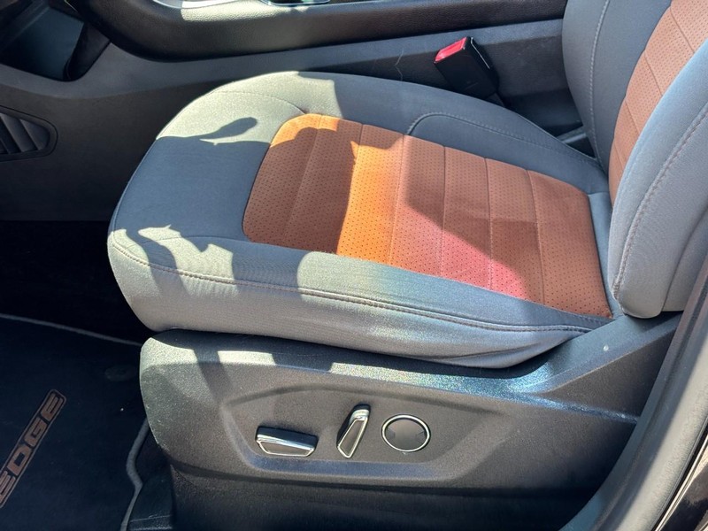 Ford Edge Vehicle Full-screen Gallery Image 17