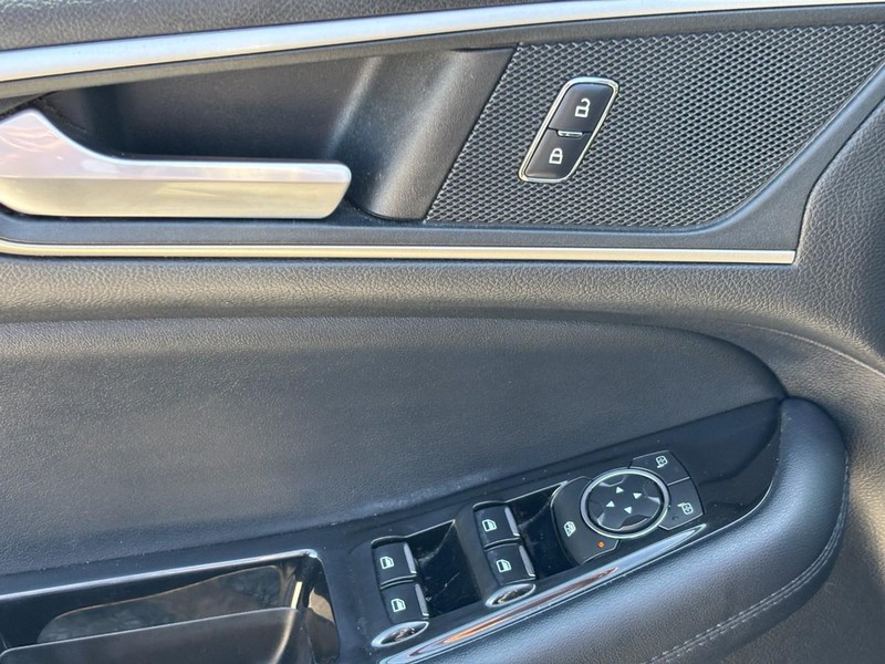 Ford Edge Vehicle Full-screen Gallery Image 18