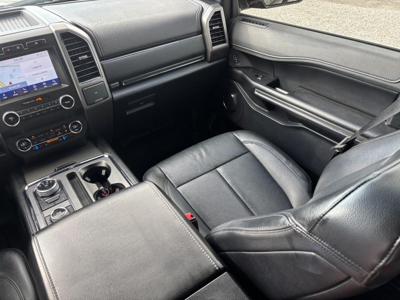 Ford Expedition Vehicle Full-screen Gallery Image 17