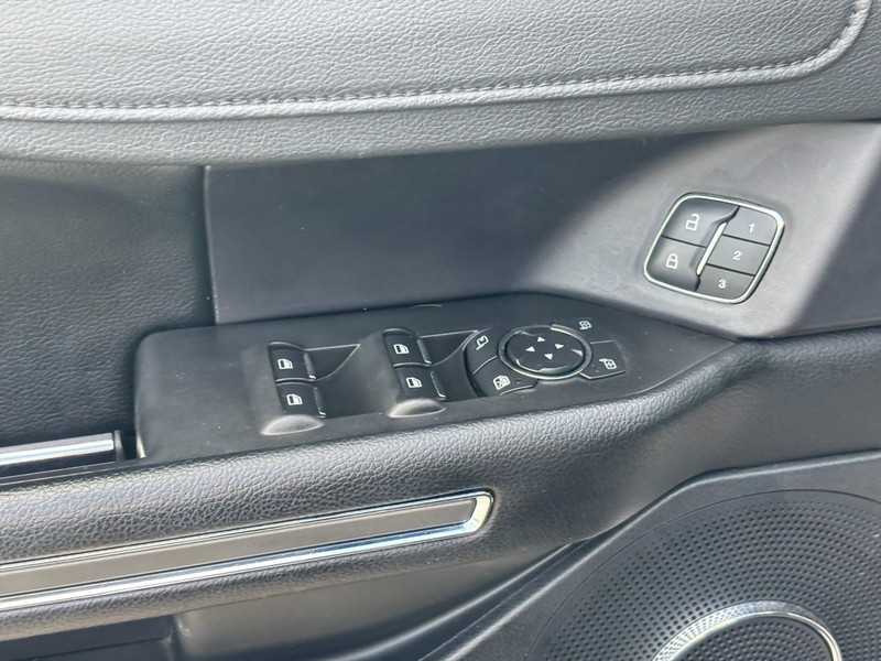 Ford Expedition Vehicle Full-screen Gallery Image 18