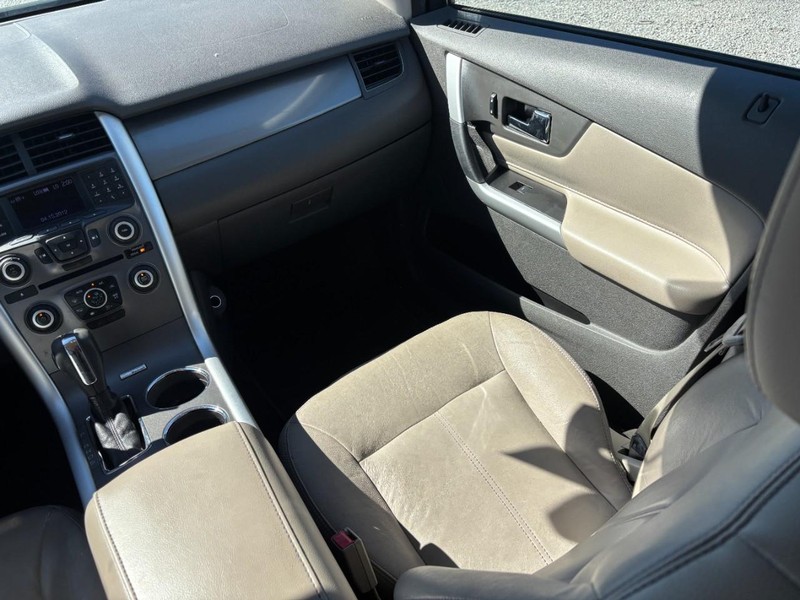 Ford Edge Vehicle Full-screen Gallery Image 16
