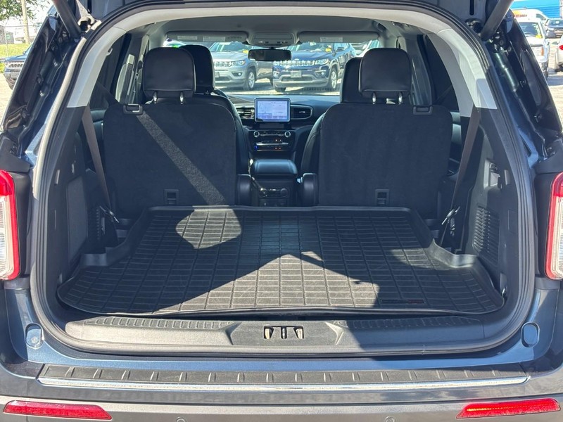 Ford Explorer Vehicle Full-screen Gallery Image 11