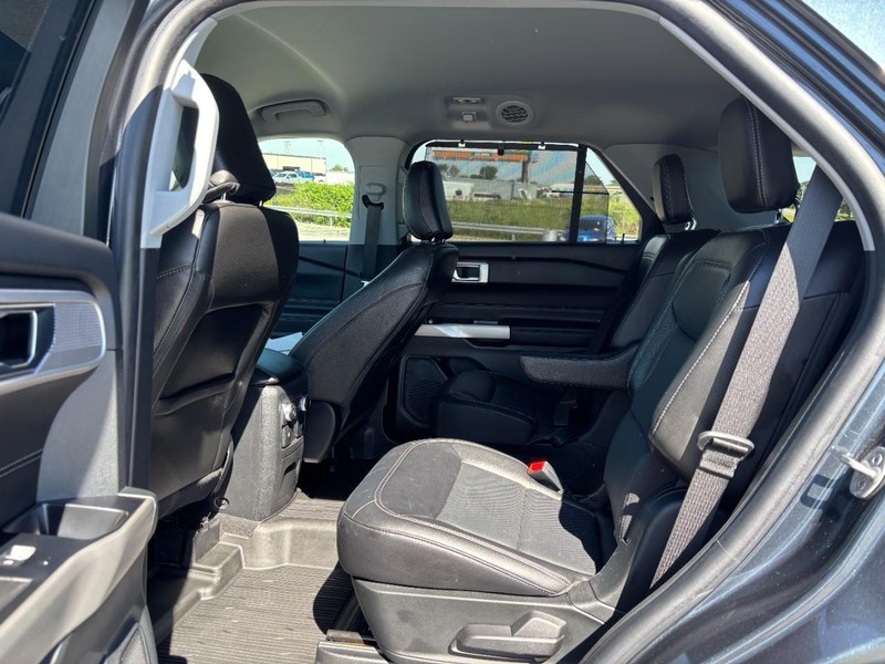 Ford Explorer Vehicle Full-screen Gallery Image 14