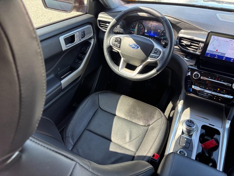 Ford Explorer Vehicle Full-screen Gallery Image 15