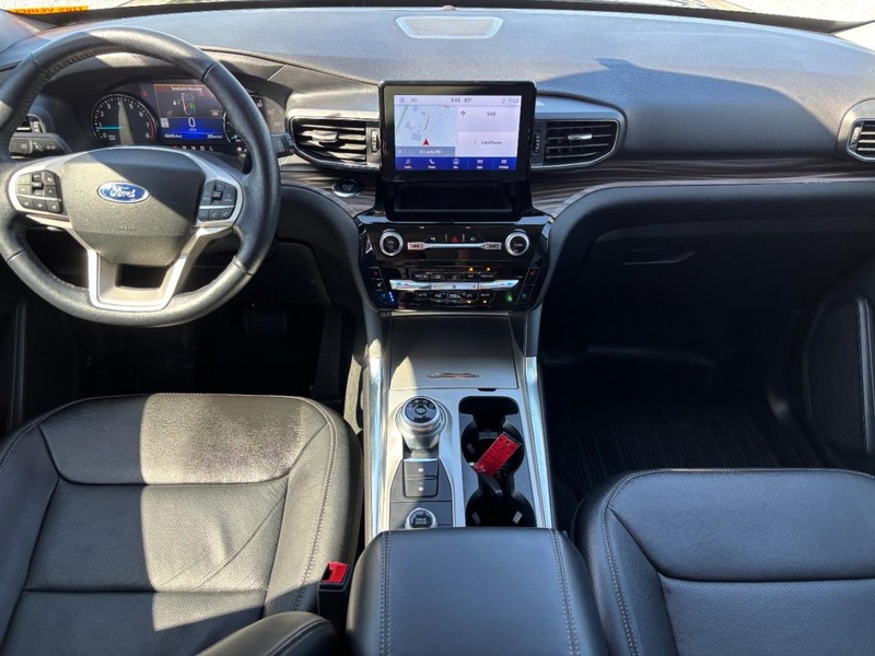Ford Explorer Vehicle Full-screen Gallery Image 16