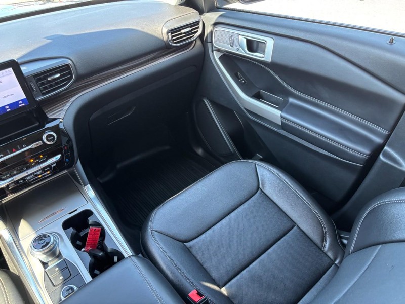 Ford Explorer Vehicle Full-screen Gallery Image 17
