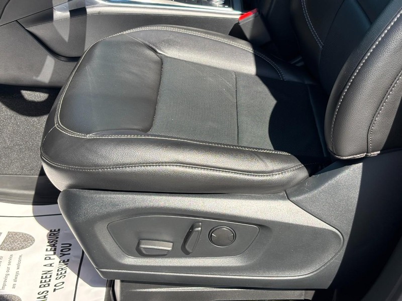 Ford Explorer Vehicle Full-screen Gallery Image 18