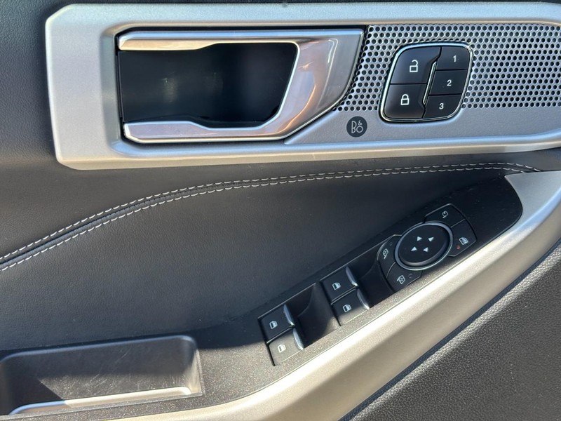 Ford Explorer Vehicle Full-screen Gallery Image 19
