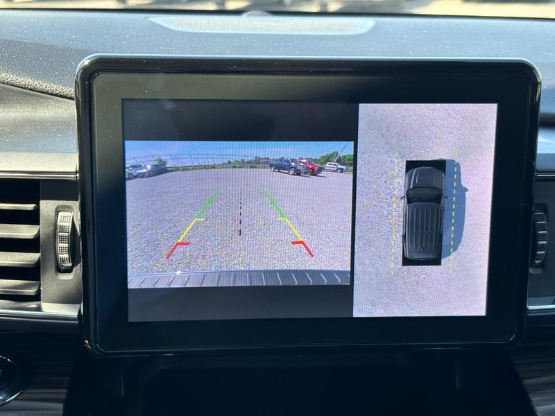 Ford Explorer Vehicle Full-screen Gallery Image 26